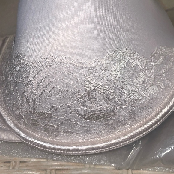Vanity Fair Womens Underwire Bra Lace Trim Size 42D Beige - Picture 3 of 8